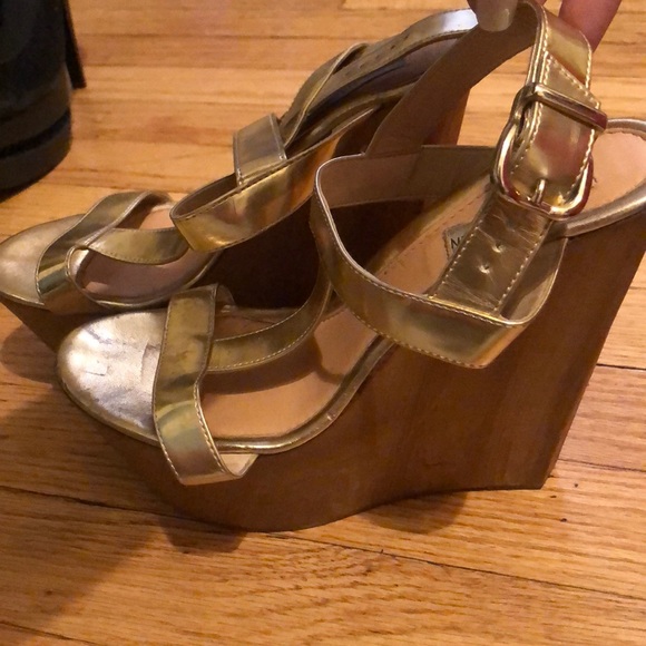 Steve Madden gold platform wedges - Picture 1 of 2